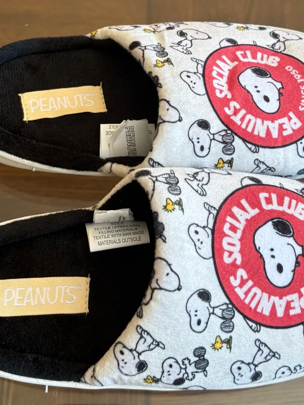 Peanuts Social Club Kids White Snoopy Slippers size 5